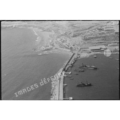 Vue aérienne d'Agadir, port et ville haute.