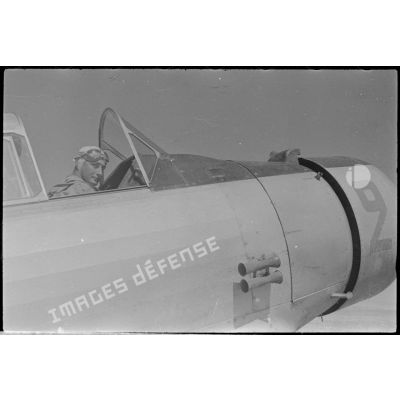 Moniteur au cockpit de son avion sur la base aérienne de Casbah Tedla.