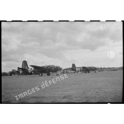 Stationnement d'avions appartenant au groupe de bombardement Lorraine sur un terrain d'aviation.