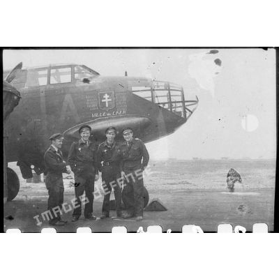 Des pilotes du groupe de bombardement Lorraine devant un de leurs avions.