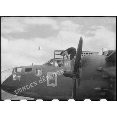 Un pilote du groupe de bombardement Lorraine (Sq 342) vient de monter à bord de son avion.