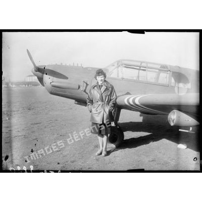 L'aviatrice Andrée Dupeyron et son avion, un Nord 1000, sur le terrain d'aviation d'Issy-les-Moulineaux.