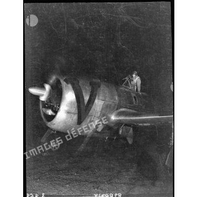 P-47 au roulage de nuit.