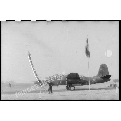 Stationnement d'avions appartenant au groupe de bombardement Lorraine sur un terrain d'aviation.