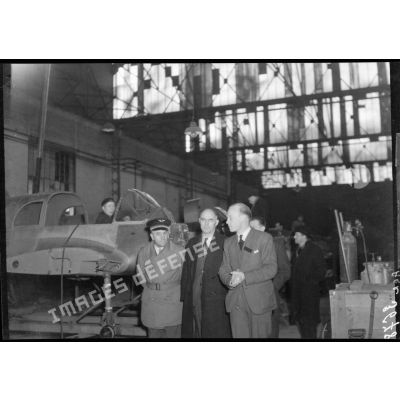 Charles Tillon visite un atelier de l'usine aéronautique des Mureaux en compagnie du directeur de l'usine.
