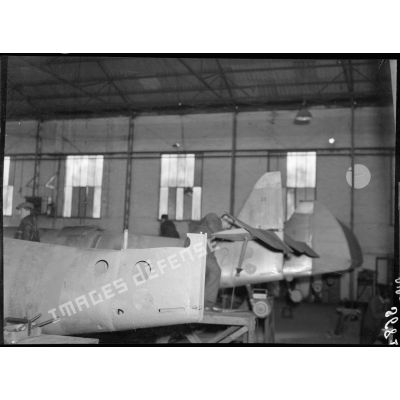 Un fuselage reçoit ses dérives dans les ateliers de l'usine de constructions aéronautiques des Mureaux.
