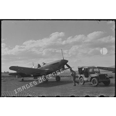Décollage d'un chasseur Curtiss P-40 Warhawk.
