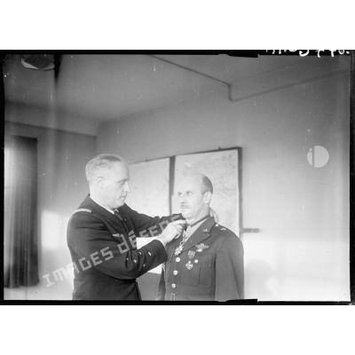 Remise de la cravate de la Légion d'Honneur et de la Croix de Guerre à Saville par Bouscat.