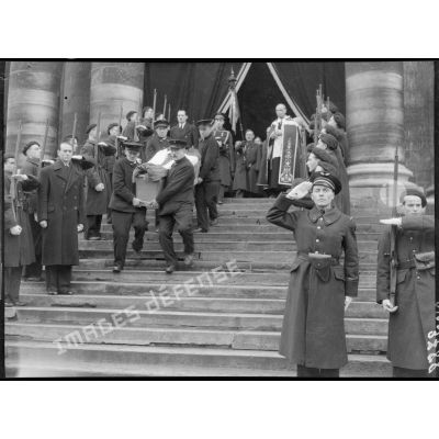 Les honneurs rendus à la sortie de l'église du Val-de-Grâce lors des obsèques du capitaine Charles.