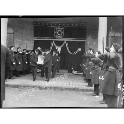 Piquet d'honneur à la sortie du cercueil du capitaine Charles de l'hôpital du Val-de-Grâce.