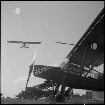 Morane-Saulnier Criquet au sol et dans les airs.