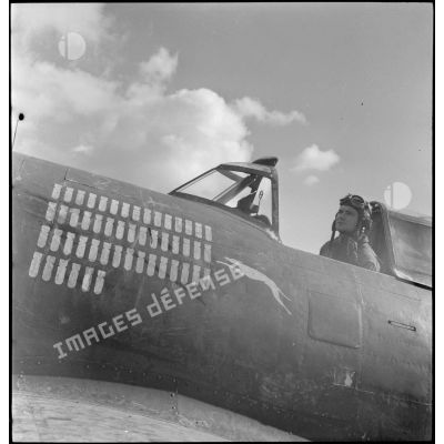 Un pilote sur son P-47 Thunderbolt.