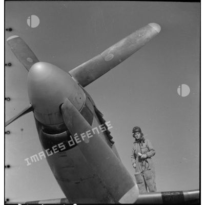 Pilote aux côtés de son Mustang P-51.