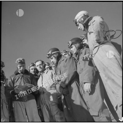 Le briefing des pilotes du groupe de chasse II/18 Saintonge sur la piste avant une mission sur les poches de résistance de Royan ou de la pointe de Grave.