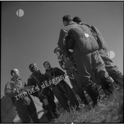 Les pilotes du groupe de chasse II/18 Saintonge sont réunis pour un briefing d'avant mission.