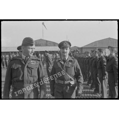 Le général Arthur Tedder passe en revue les troupes de la RAF basé au Maroc.