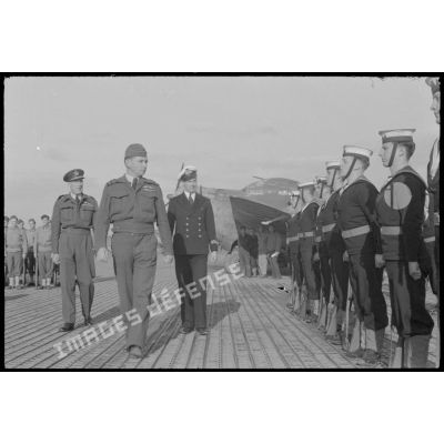 Le général Arthur Tedder pase en revue les troupes de la Royal Navy au Maroc.