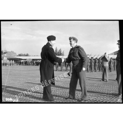 Le général Arthur Tedder et le général Bouscat sur la base aérienne de Maison Blanche.