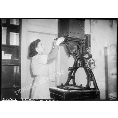 Agrandissement d'une photo au laboratoire photographique des forces féminines de l'Air.