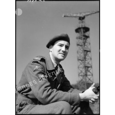 Lieutenant parachutiste avec ses insignes.
