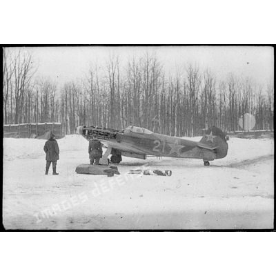 Un Yak-9 en réparation.