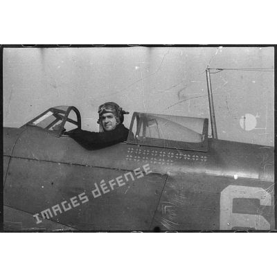 Portrait du lieutenant Marcel Albert, pilote du régiment de chasse Normandie-Niémen, aux commandes de son Yakovlev Yak-9.