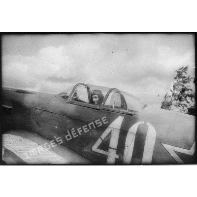 Un pilote de chasse du Normandie Niémen aux commandes d'un Yakovlev Yak-9.
