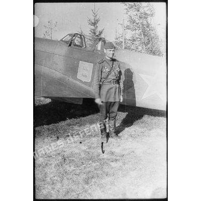 Un pilote de chasse du Normandie Niémen devant son Yakovlev Yak-9.