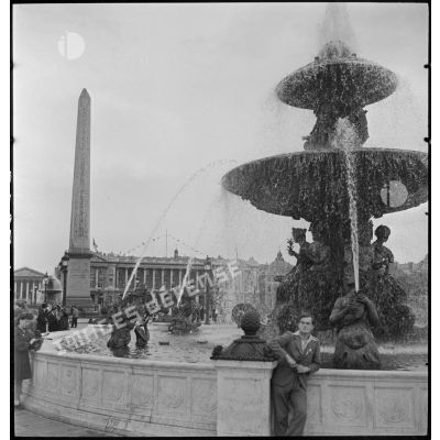 Paris, le lendemain de la victoire des Alliés.