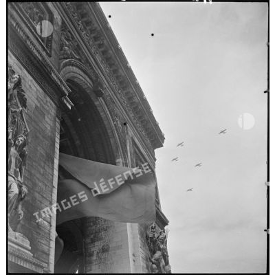 Paris, le lendemain de la victoire des Alliés, survolé par un défilé aérien.