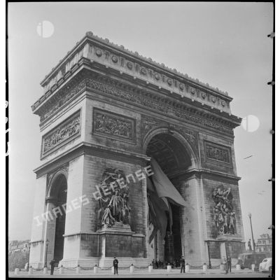 Paris, le lendemain de la victoire des Alliés, survolé par un défilé aérien.