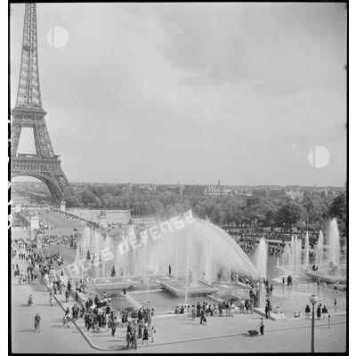 Paris, le lendemain de la victoire des Alliés.