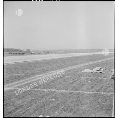 Vue générale de la piste, sur un terrain d'aviation à Hengen.