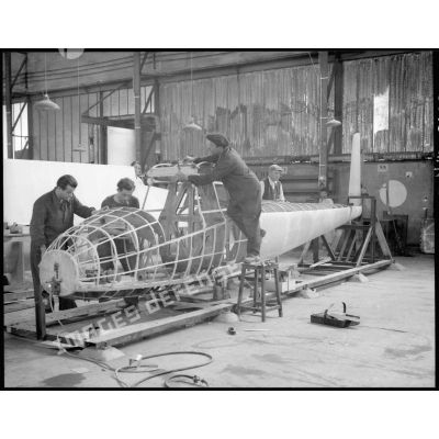Montage d'un planeur à l'usine Caudron.