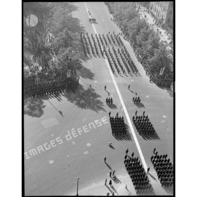Les troupes de l'Air sur les Champs-Elysées.