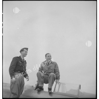 Pilotes du régiment Normandie-Niemen sur un terrain d'aviation à Stuttgart.