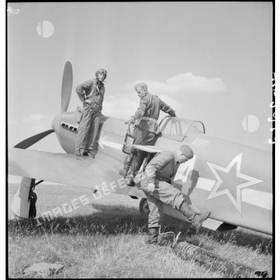 Le régiment Normandie-Niémen sur un terrain d'aviation à Stuttgart.