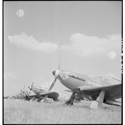 Le régiment Normandie-Niemen sur un terrain d'aviation à Stuttgart.