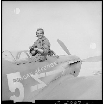 Le sous-lieutenant Roger Sauvage, pilote du régiment de chasse Normandie-Niémen, sur l'aéroport du Bourget. sortant de son Yak-3.