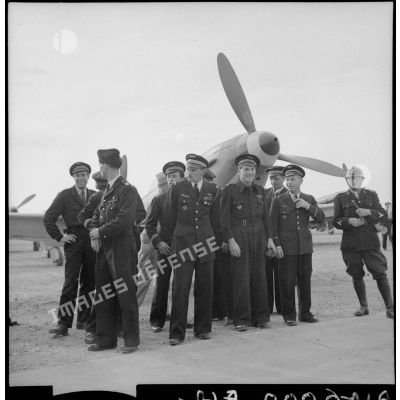 Officiers pilotes français du régiment de chasse Normandie-Niémen, sur l'aéroport du Bourget.