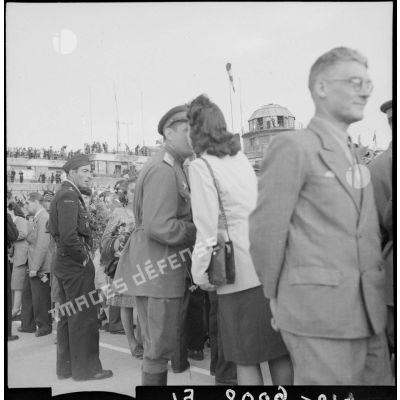Une civile française embrasse un officier soviétique sur l'aéroport du Bourget.