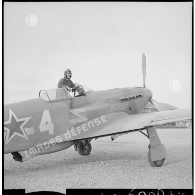 Le sous-lieutenant Robert Marchi, pilote du régiment de chasse Normandie-Niémen, sur l'aéroport du Bourget.