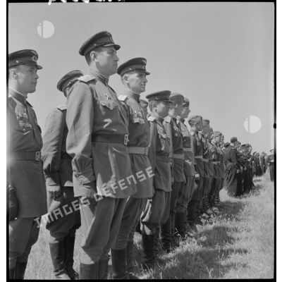 Ingénieurs et mécaniciens du régiment de chasse Normandie-Niémen à Stuttgart.