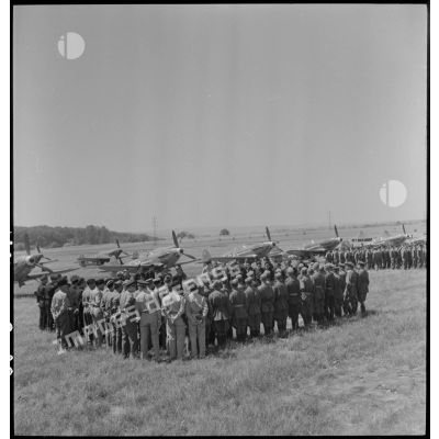 Rassemblement des hommes du régiment de chasse Normandie-Niémen autour du général de Lattre de Tassigny lors d'une cérémonie à Stuttgart.