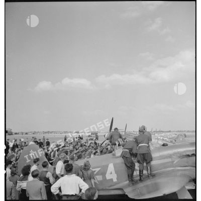 Atterrissage du sous-lieutenant Marchi du régiment de chasse Normandie-Niémen à Stuttgart.