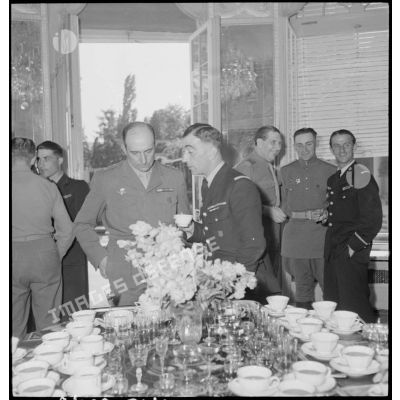 Réception donnée en l'honneur du régiment de chasse Normandie-Niémen chez le gouverneur militaire à Stuttgart.