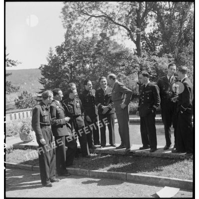 Le général de Lattre de Tassigny et des pilotes du régiment de chasse Normandie-Niémen.
