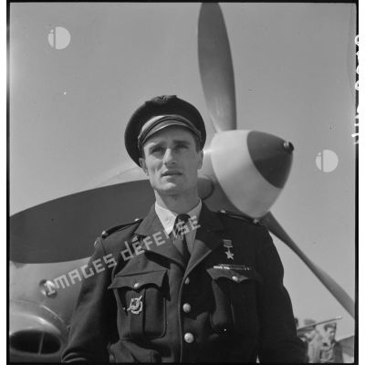 Portrait du sous-lieutenant Jacques André, as du régiment de chasse Normandie-Niémen à Stuttgart.
