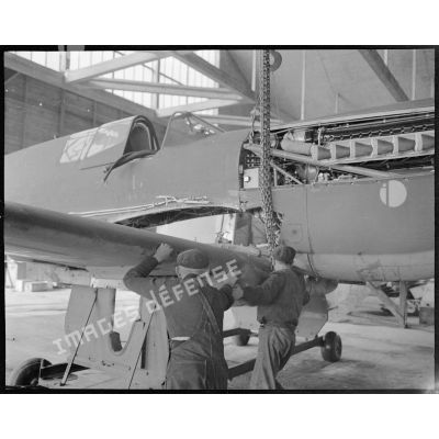 Opération de fixation des ailes sur l'avion Curtiss P-40.