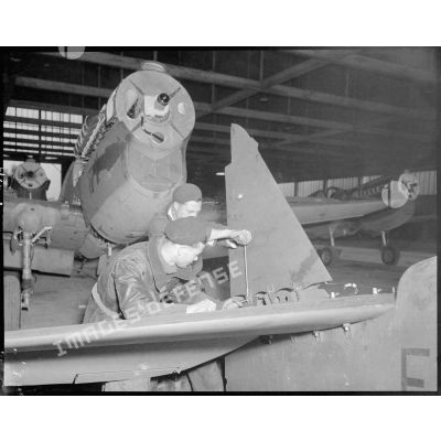 Montage de l'empennage arrière d'un P-40 sur une chaîne de montage.